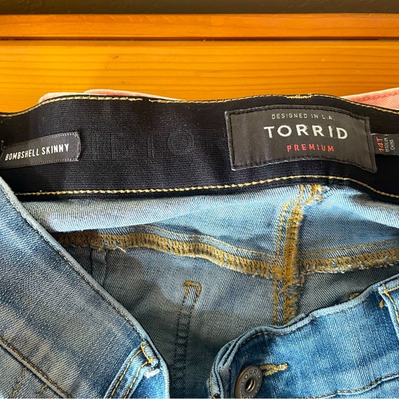 Size 14T - Torrid Bombshell Ripped Skinny Jeans - Picture 2 of 2